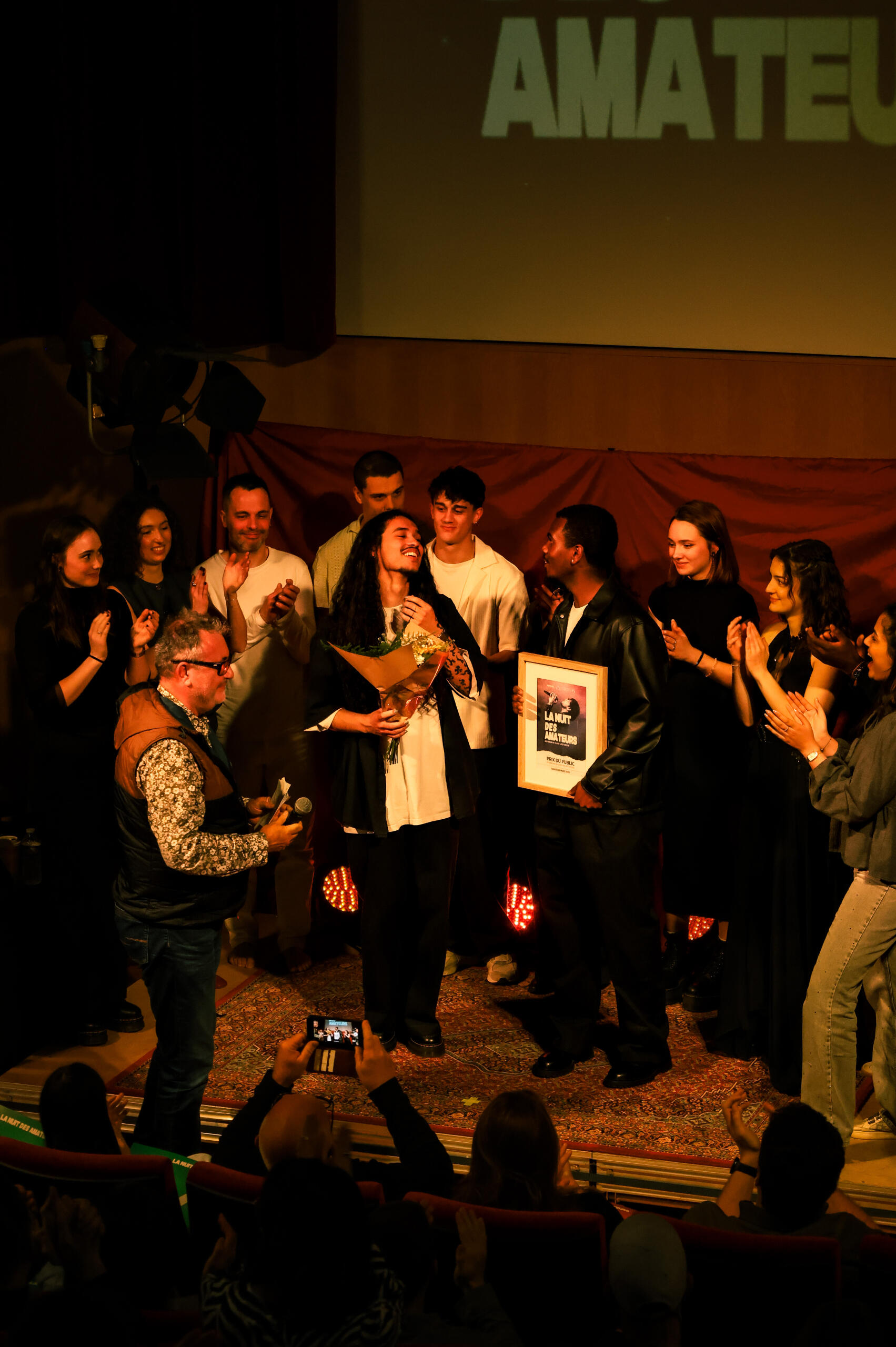 Les gagnants de l’édition 1 : Elpha & Samael Elpha & Samael sur scène avec les artistes et le trophée – édition 1