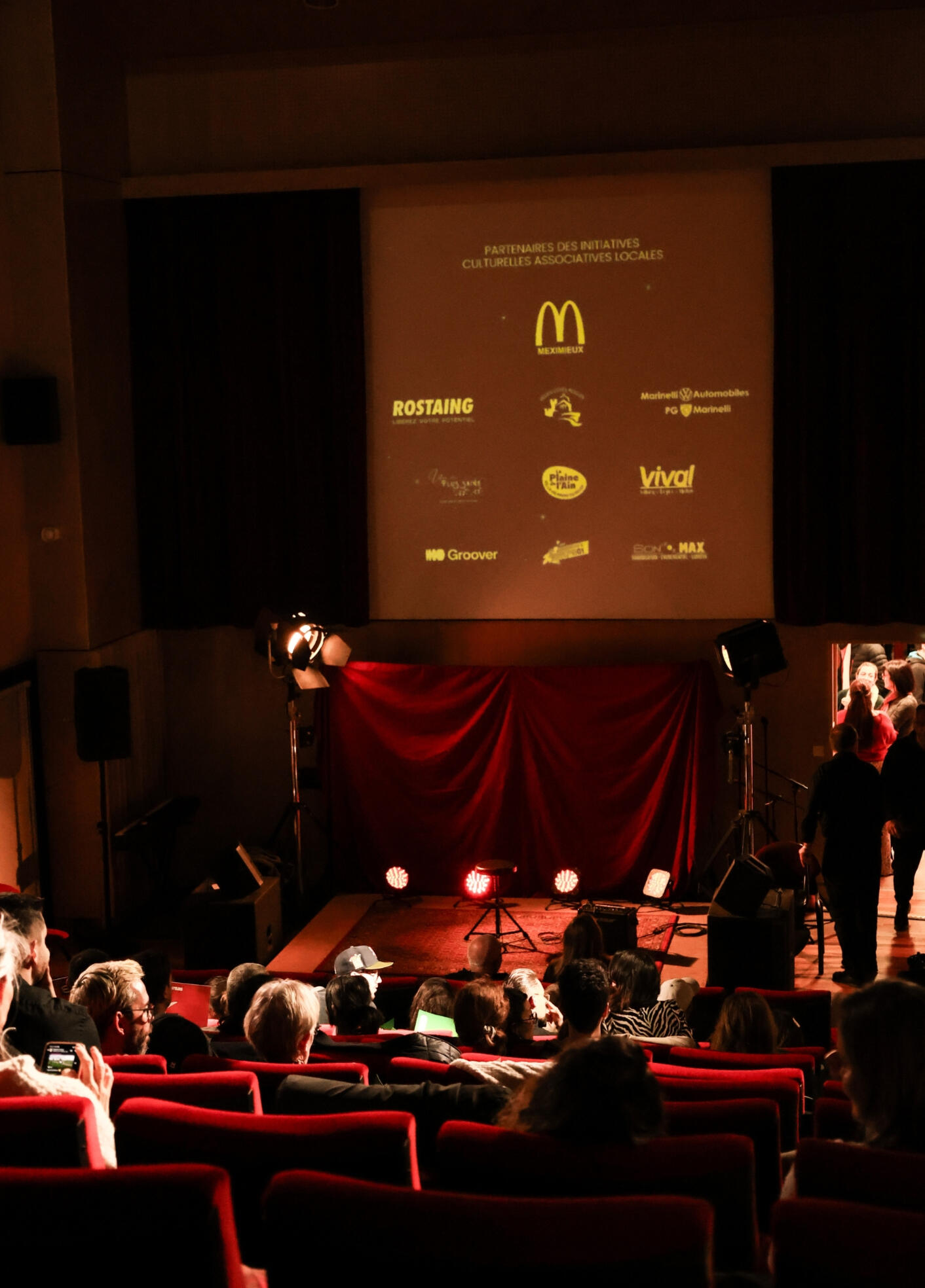 Partenaires sur l’écran géant Photo des partenaires de la première édition – La Nuit des Amateurs