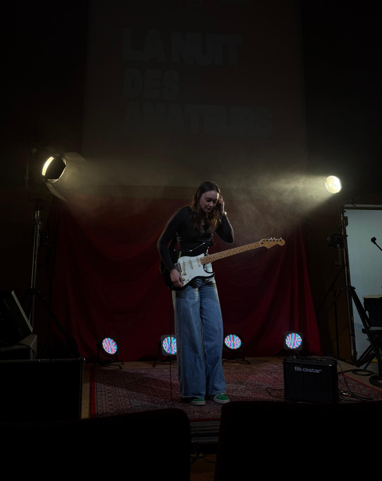 Coraline sur scène lors de l’édition 1 L’artiste Coraline en performance à La Nuit des Amateurs 2024